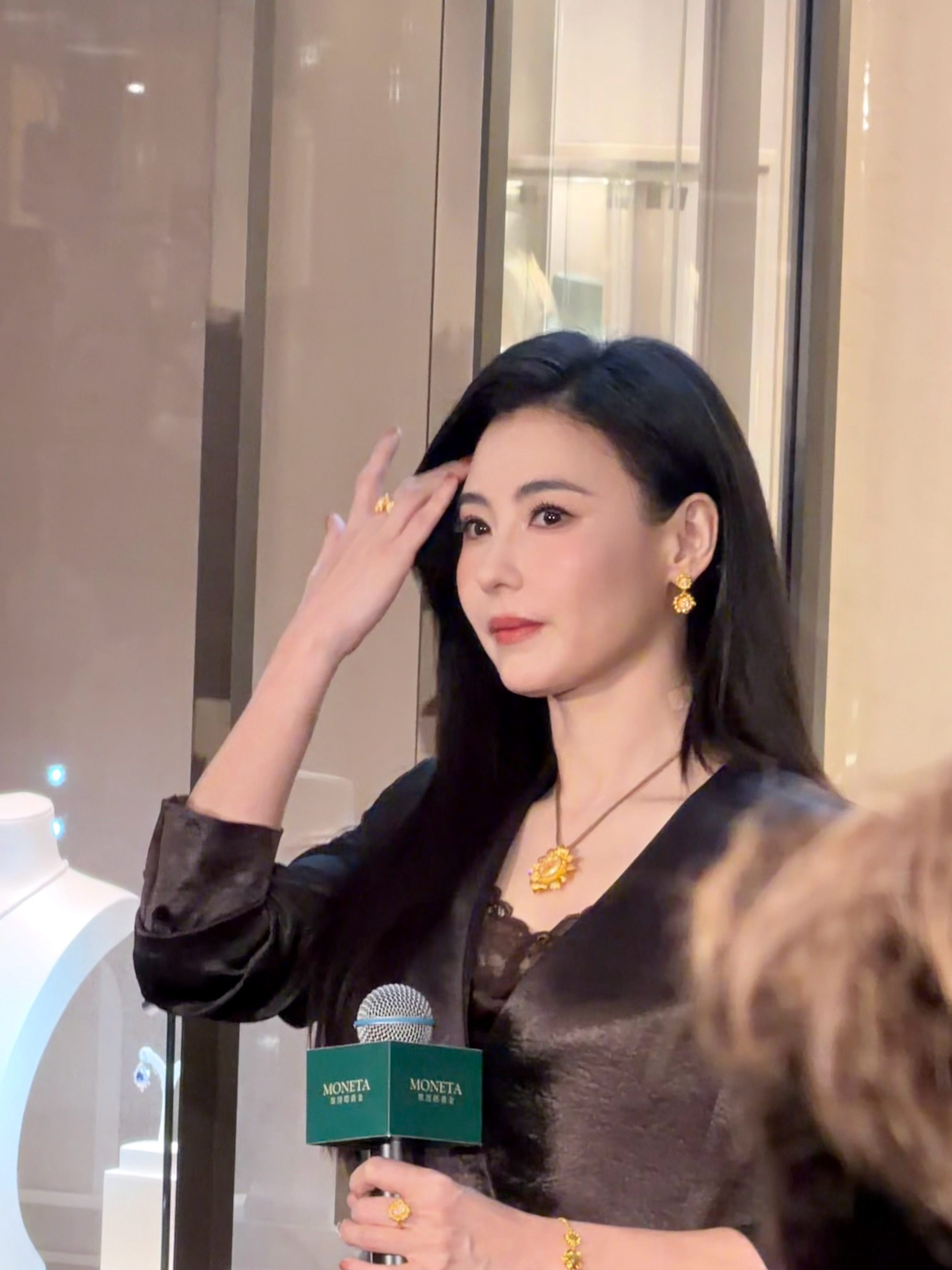 张柏芝作为MONETA品牌大使出席线下活动，状态真的几十年如一日的能发，站在活动