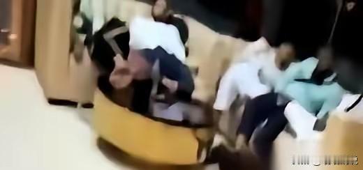 今天算是见识到什么叫“强盗逻辑”了！印度人来广州穷游，没拿到免费食物，转头就在外