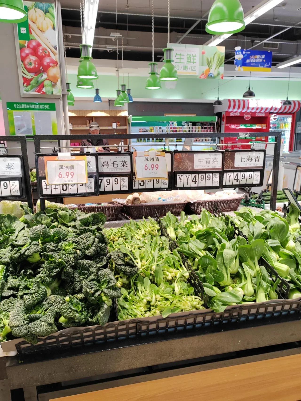 蔬菜价格堪比肉价！谁还吃蔬菜啊！
今天去超市买菜，看到这个蔬菜价格我惊呆了，早知