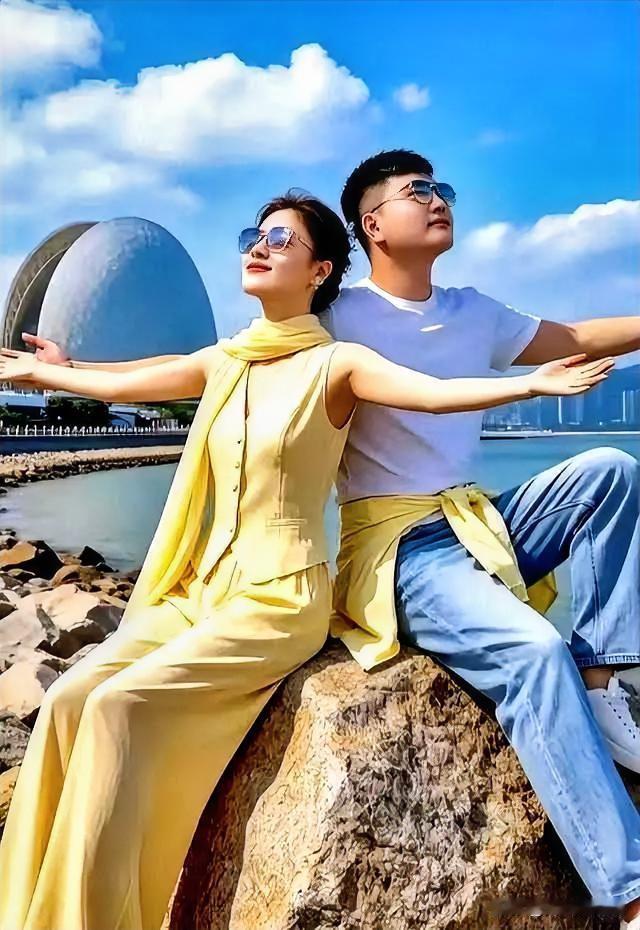 “大衣哥”朱之文的儿子朱小伟，近日带着媳妇陈萌去珠海玩了。 两人在著名的日月贝大