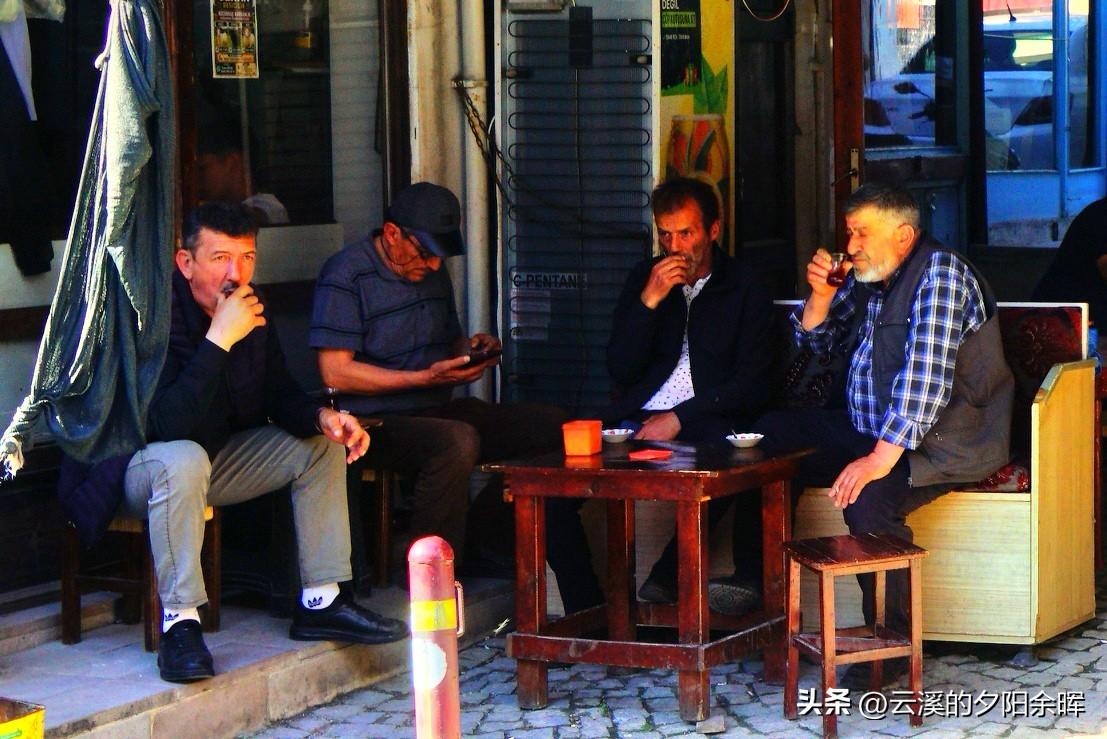 走进贝帕扎里老城集市，狭长街巷商铺林立，樱桃鲜果堆成小山，当地人坐在街边喝茶闲聊