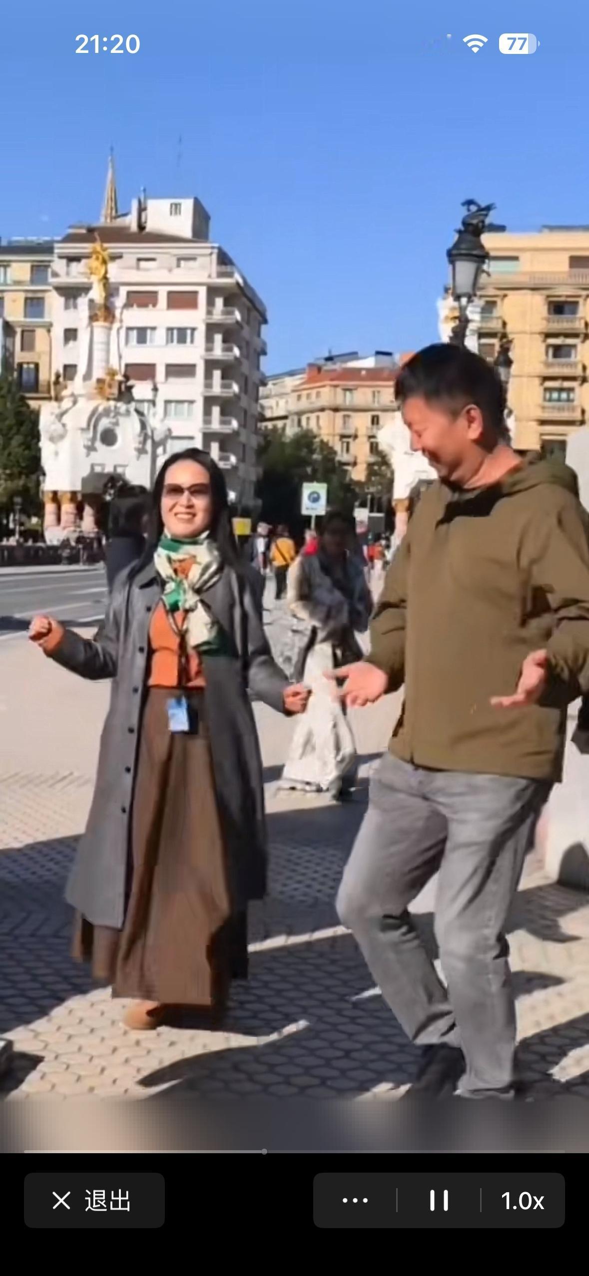 《来自监狱的妈妈》的主演和导演在法国的街头跳起了开心的舞蹈。艺人的音乐让他们俩翩