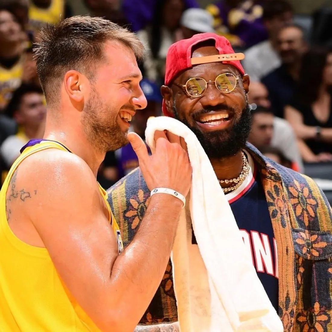 没有湖三崩+东契奇=赢球！还有斯玛特贼好用，今场看舒服了😌，静待詹姆斯回归！