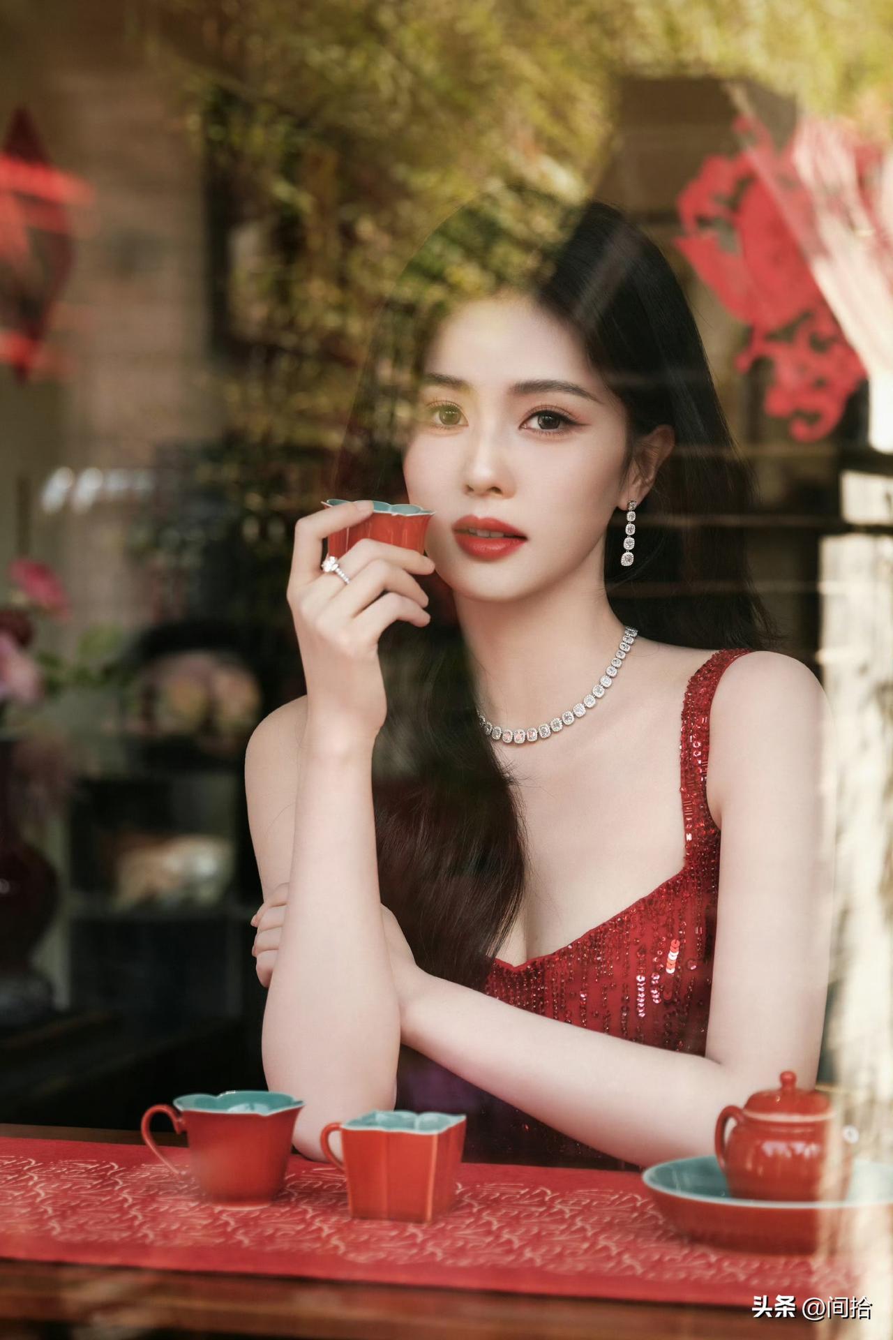 白鹿这状态，真担得起“浓朱点春色，锦绣簇芳年”。除夕本就是一年里最热闹的时刻，她