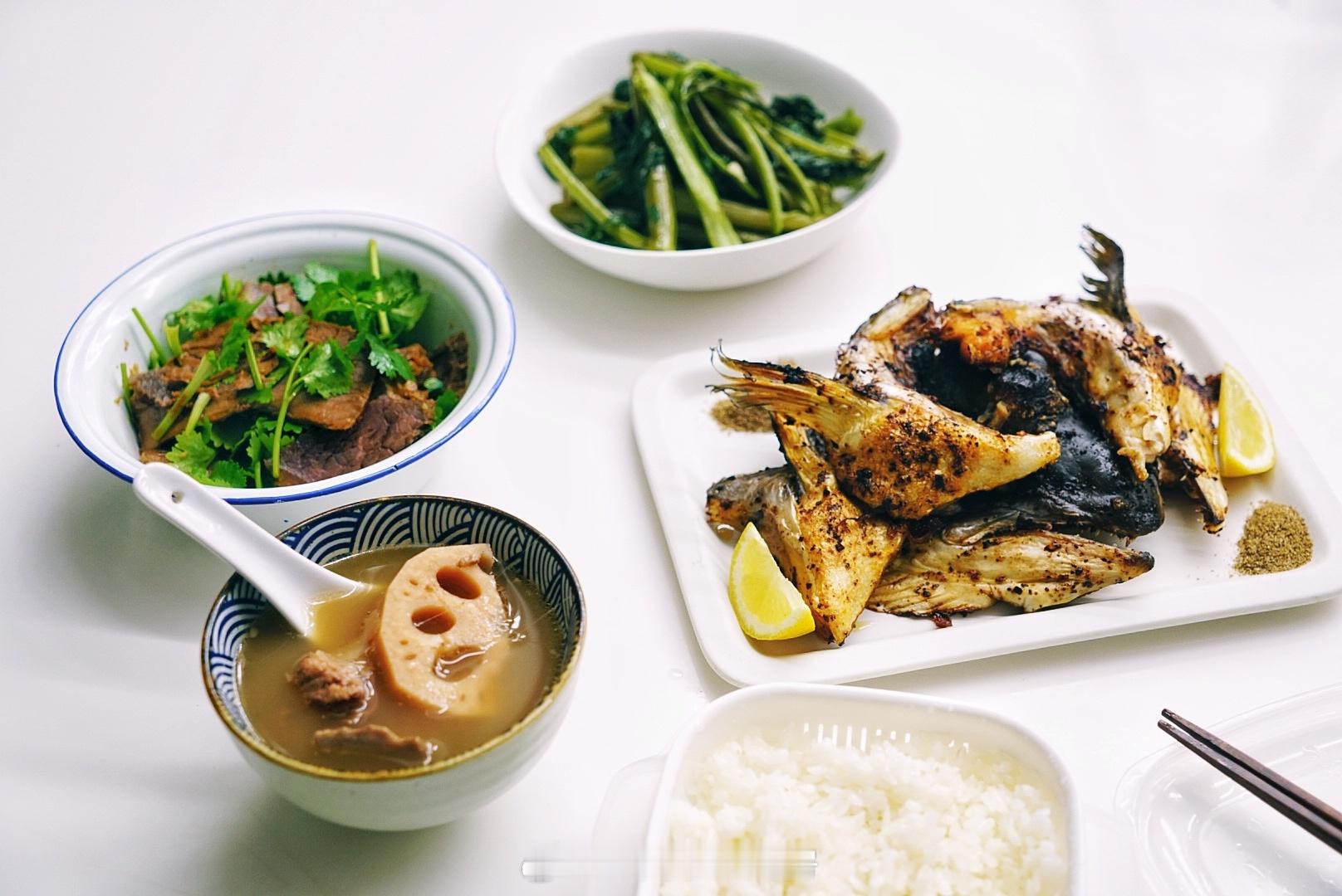 🍚烤三文鱼头香菜拌牛肉蒜蓉空心菜当归排骨藕汤#乐趣厨房食谱# ​​​