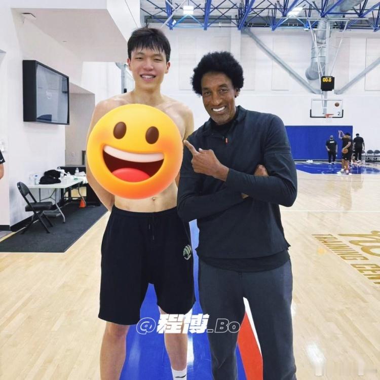 中国第八位冲击NBA球员媒体人程博程博透露，杨瀚森今天训练时偶遇了带儿子来训练的