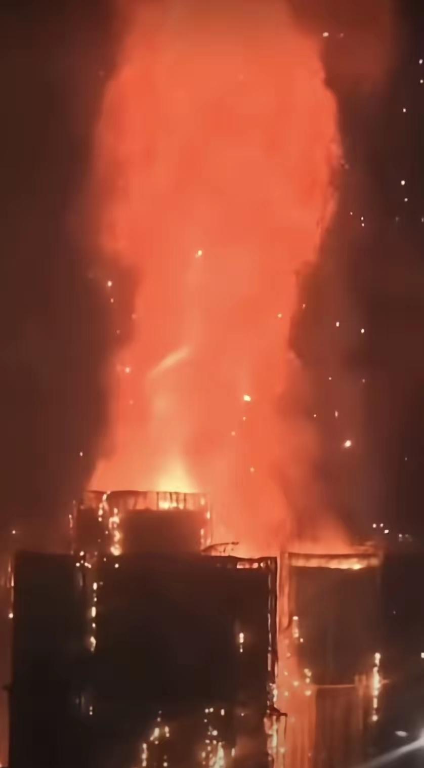 香港大埔火灾的悲剧太让人揪心了！高层火灾蔓延快、救援难，3分钟烟气就能灌满房间，