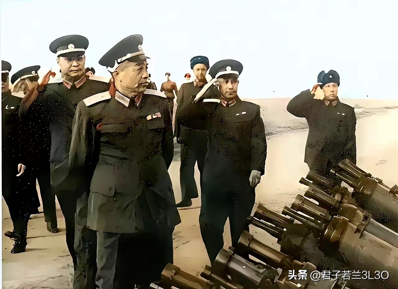 谨以此照片纪念彭老总！战神级别的大将在彭总面前都失色不少，彭老总眼睛里透出来的杀