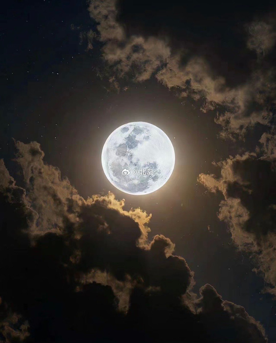“露从今夜白，月是故乡明”。我们每年都在过中秋，那中秋节象征意义是什么 ？中秋节