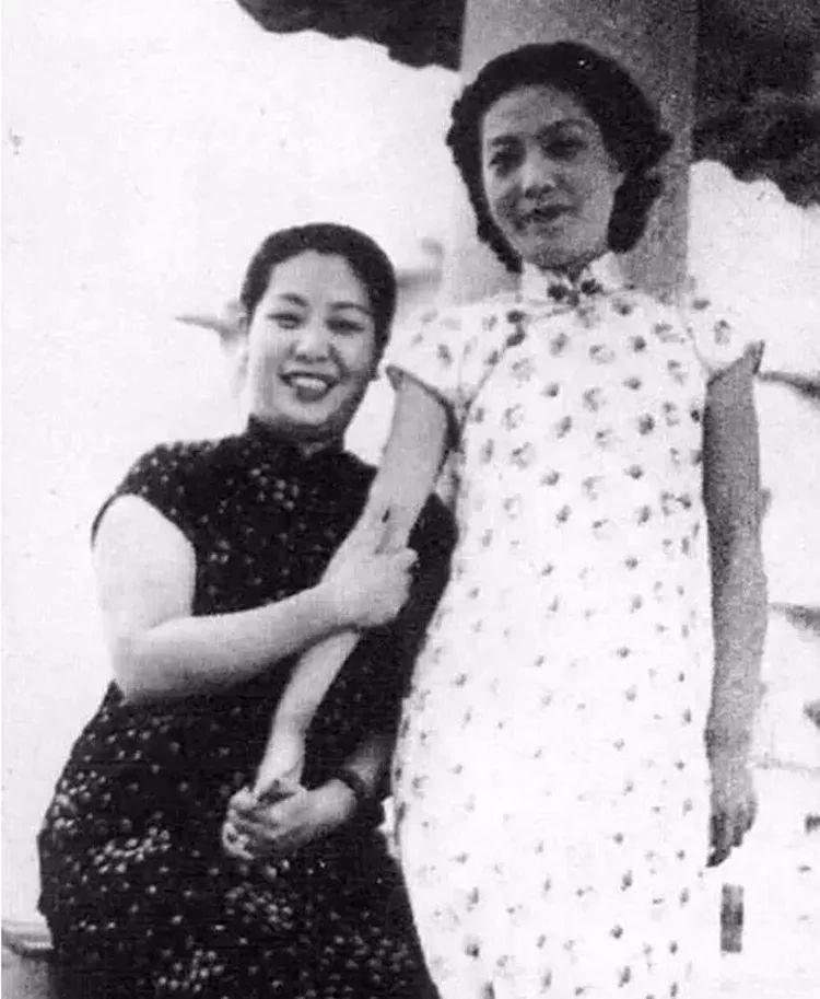杜月笙女儿杜美霞去世后，坚决和义母孟小冬葬在一起，其母是姚玉兰
在杜月笙众多夫人