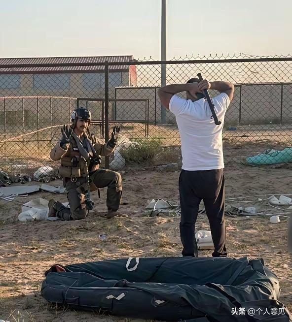 下图最近在网络上很火啊，传阅度比较高，图中一个美国飞行员半跪在一个手拿铁棍的阿拉