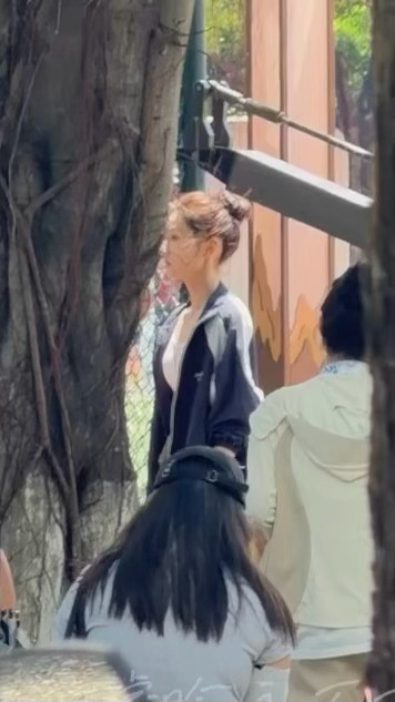 以为娱乐圈来新人了 结果一看是我们子枫妹妹运动套装丸子头完全是运动少女来的！张子