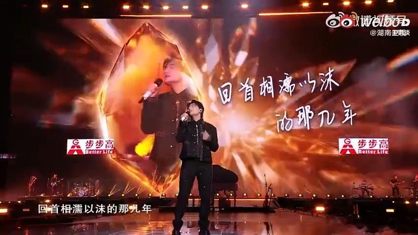 海来阿木在湘潭唱嗨了海来阿木巡游走心了青春湘潭演唱会 真·唱进心里了。台上他投入