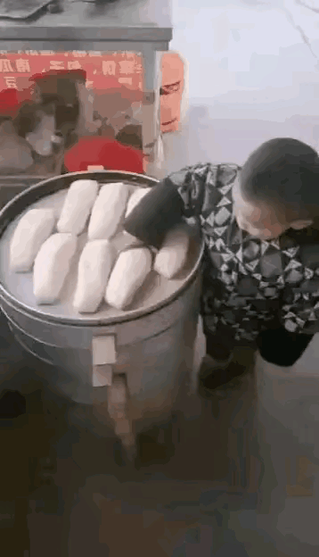 人之初

性本善

我被小朋友的举动暖到了

他也许不懂什么是施舍

也不明白什