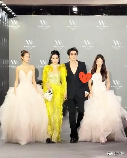 继父伸手想牵18岁继女，她一秒甩开。全场都看见了。

张伦硕手指刚碰到Jaden