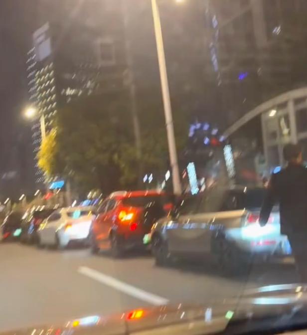 都大半夜了，还有不少人在张雪峰公司的楼下等着

毕竟他公司他团队还在啊，那也是他