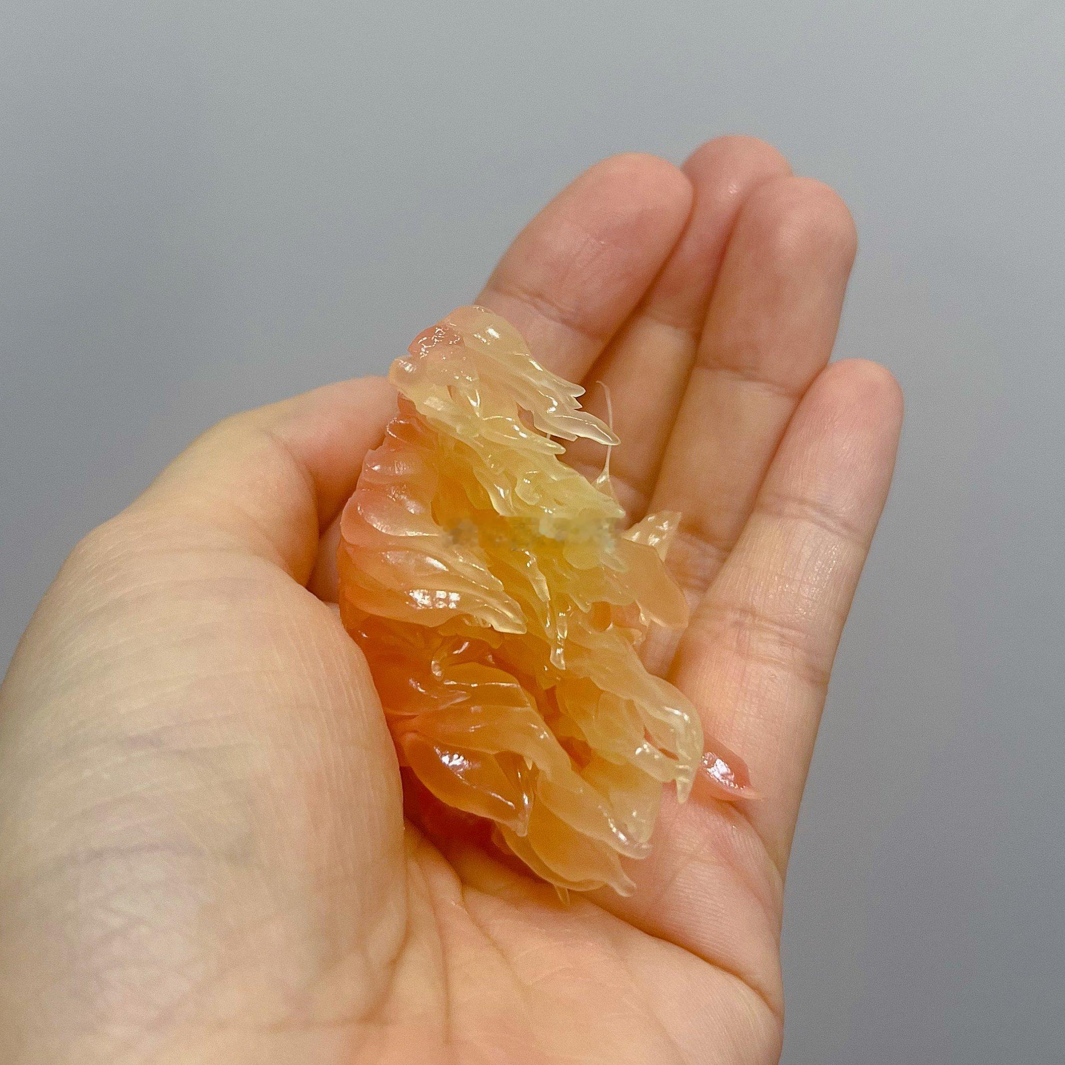 秋天一到,水果摊最显眼那位置,就给柚子占上了.大妈对于柚子的痛点是费劲吧啦剥半天