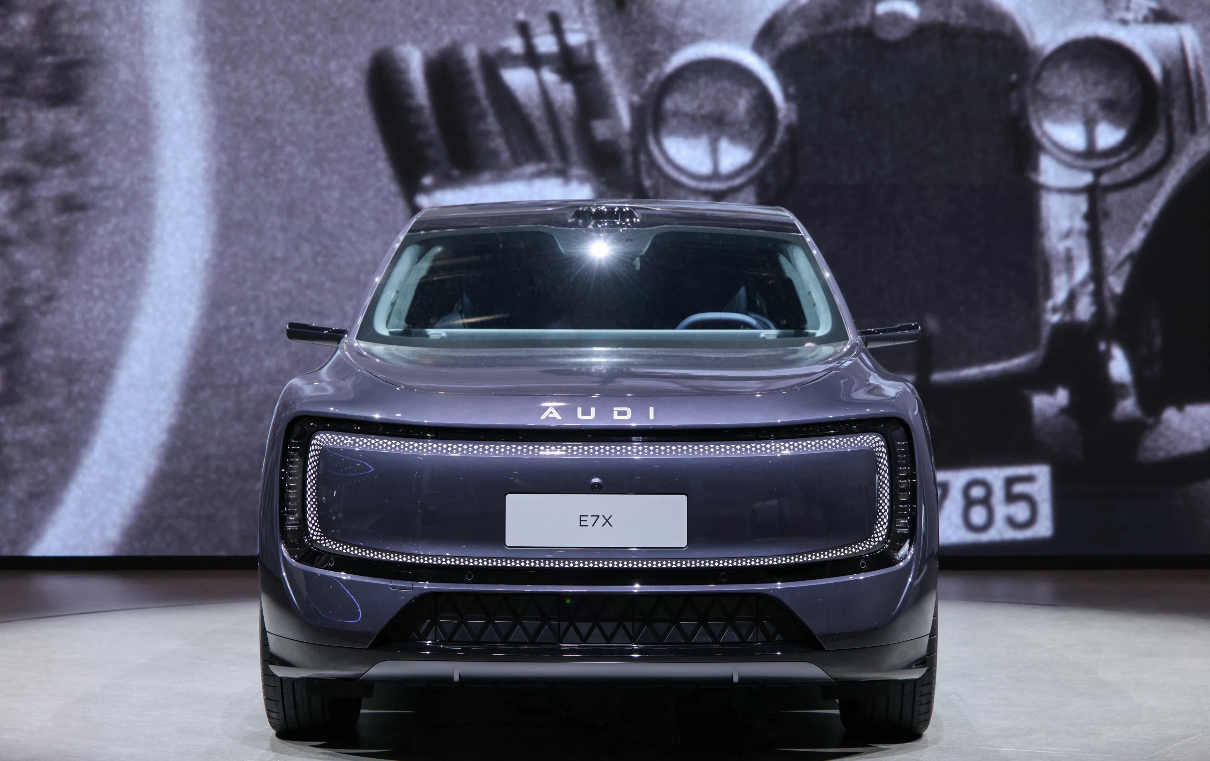 AUDI E7X这颜值真的绝了……前脸那个巨大开口配上电子后视镜，活脱脱太乙真人