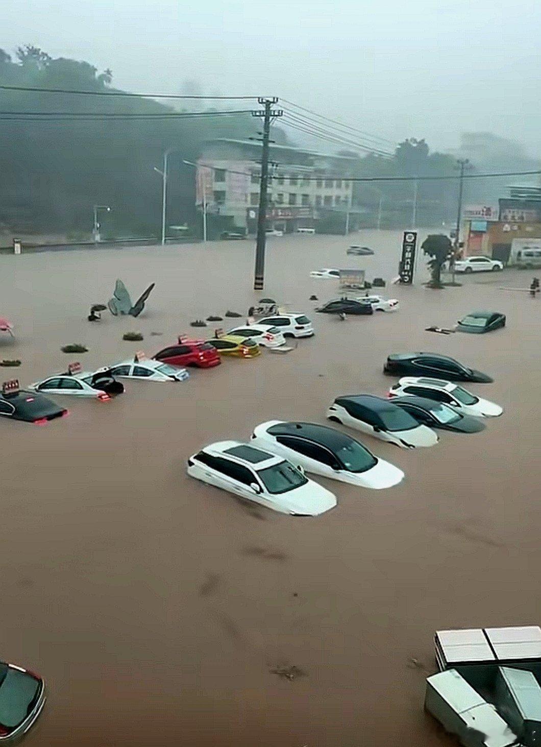 中国大陆重庆市合川区下雨，这个排水系统可以找市政赔偿 