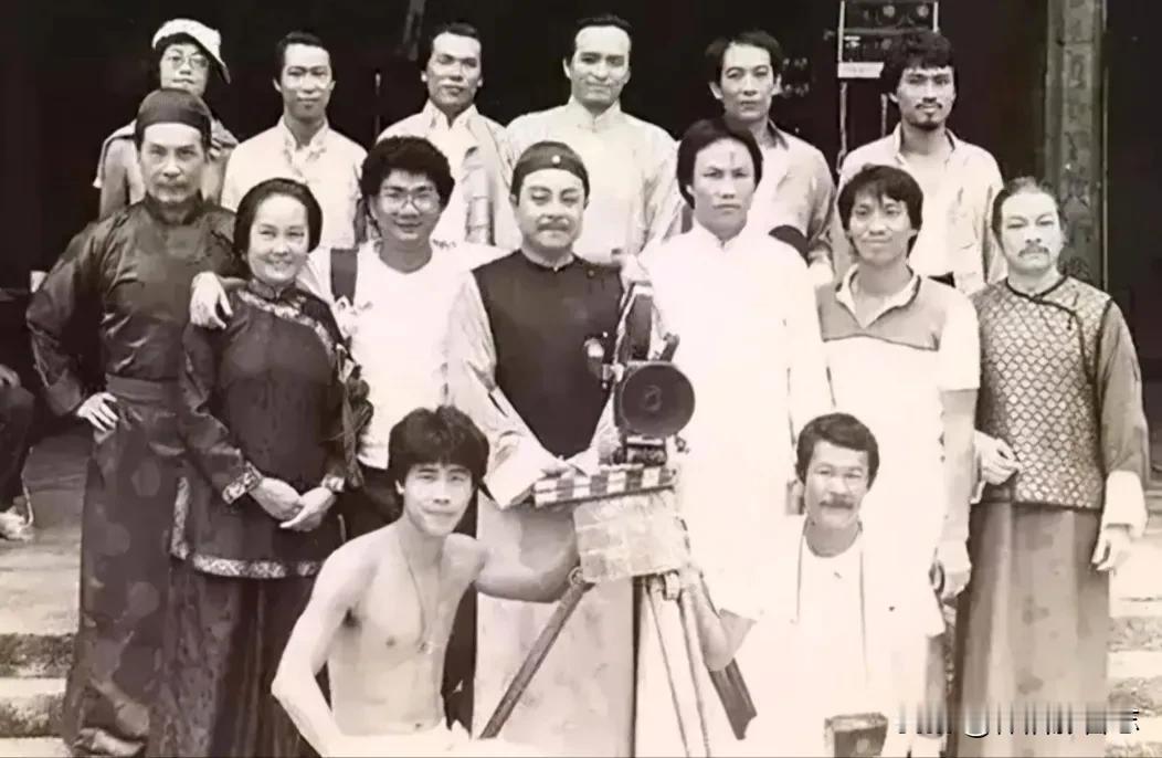 当年万人空巷的《大侠霍元甲》剧组主演合影