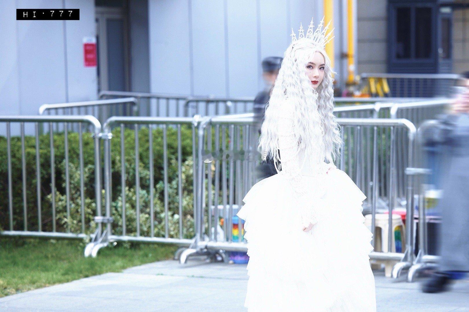 戚薇大侦探演唱会路透 戚薇白皇后造型太绝了！银发配白裙仙气十足，仿佛从童话走进现