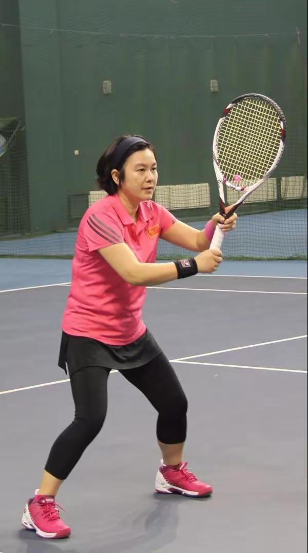 王铎：华春莹打网球的时候