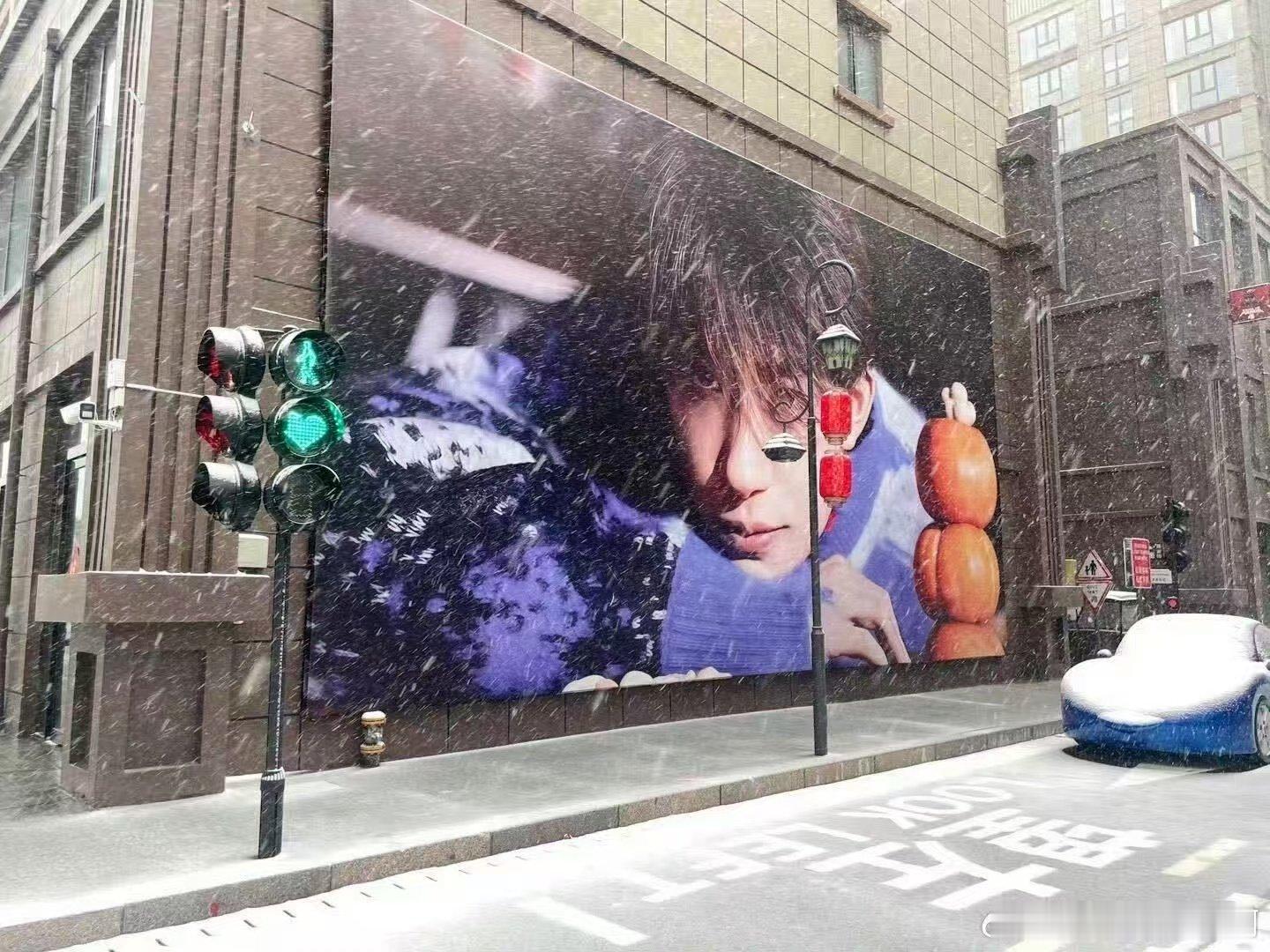 当大雪遇见易烊千玺 雪天的易烊千玺也太有感觉了！白茫茫的雪地衬得他气质更独特，眼