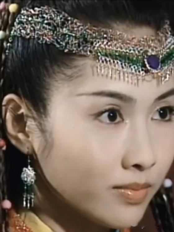 黎姿，岁月不败的美人风骨。从荧幕惊艳到商界从容，历经千帆，尽显内心的松弛与自洽。
