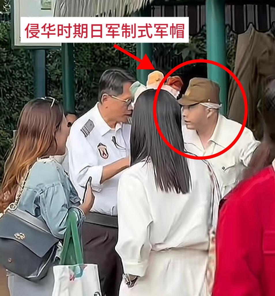 这位大佐，不应被拦在门外，而是国门外。
香港迪士尼，一位穿着侵华时期日军制式军裤