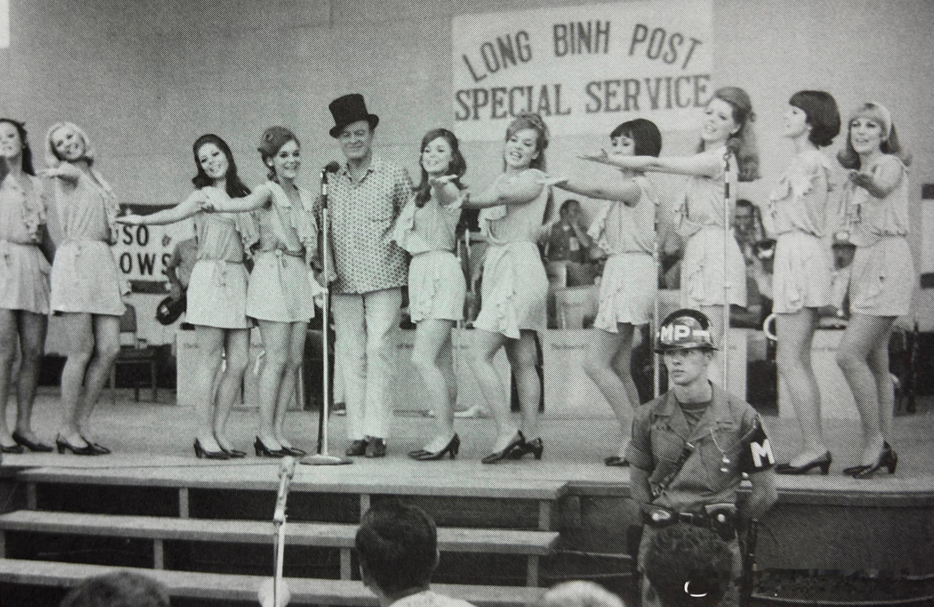 Bob Hope鲍勃·霍普，这位三代美国海外军人眼中的圣诞节象征，于1968年圣