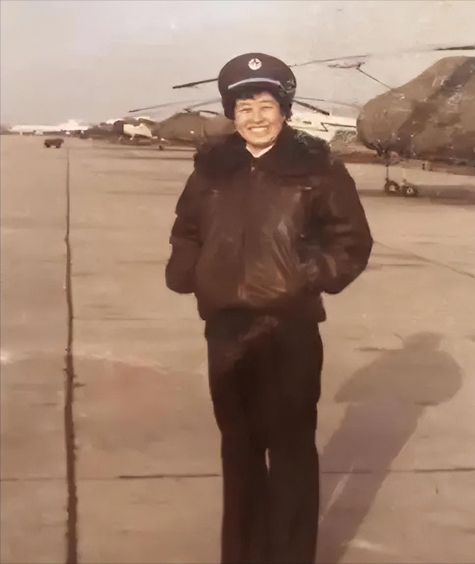 1964年，28岁女飞行员到西北去执行绝密任务，谁料在上飞机之前，摄影师突然说要
