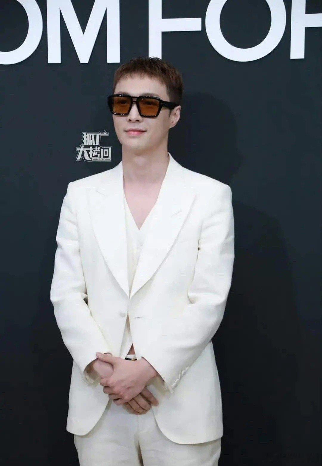 张艺兴最近的状态，原来张艺兴也喜欢这种露脐装[允悲] ​​​