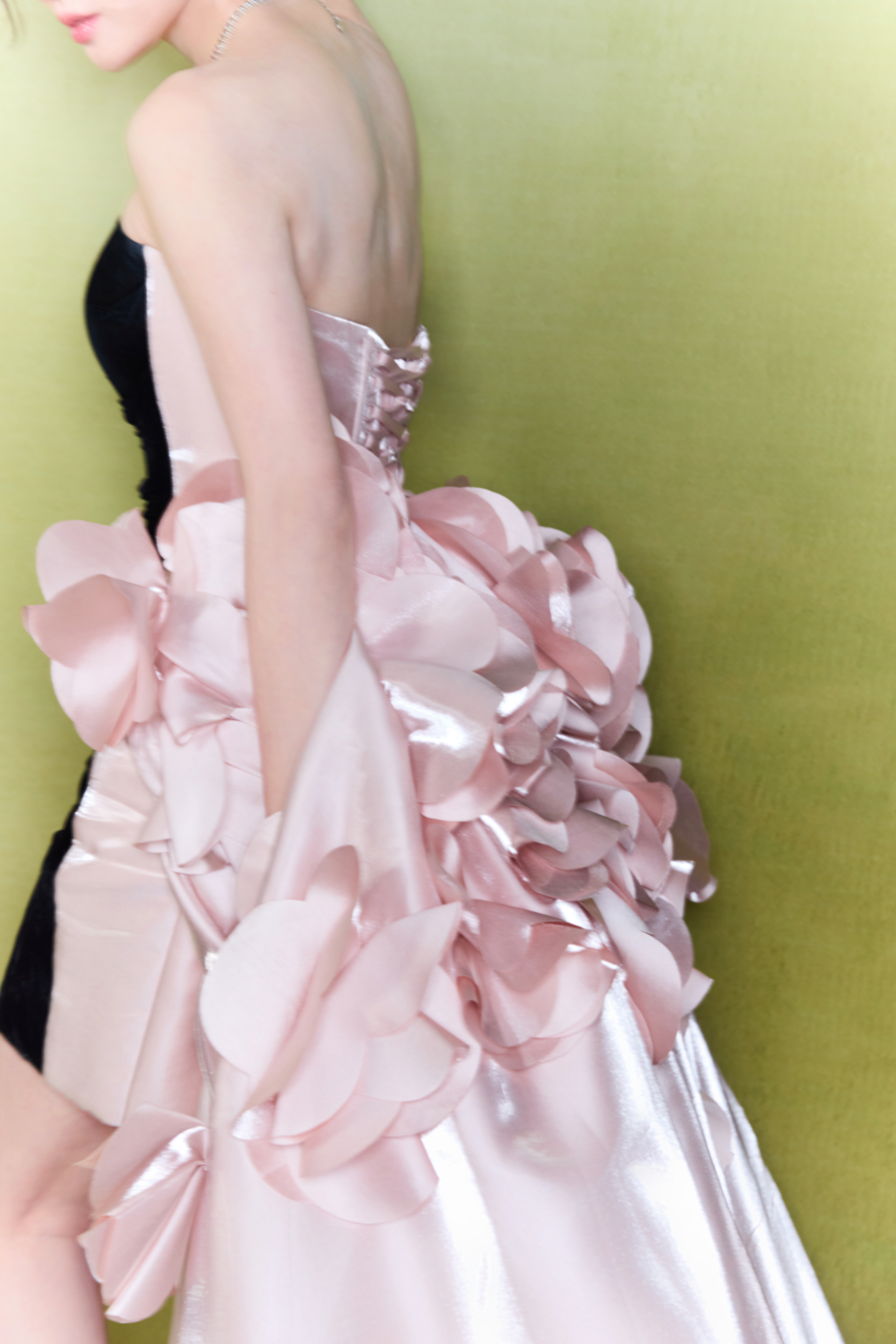 神似张碧晨的美女入殓师走红张碧晨在复制粘贴的时代，你是手写的诗