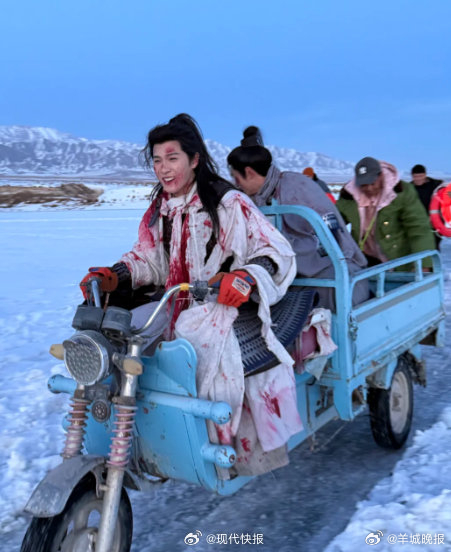 #李昀锐片场骑三蹦子#【#李昀锐冰湖重生名场面花絮#】4月8日，更新个人社交平台