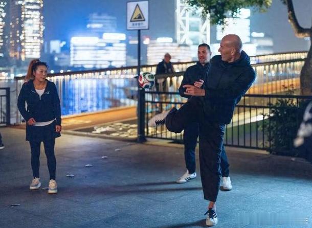 齐达内踢毽子被上海阿姨教做人 齐祖中国行解锁新技能！现身上海街头和阿姨们踢毽子，