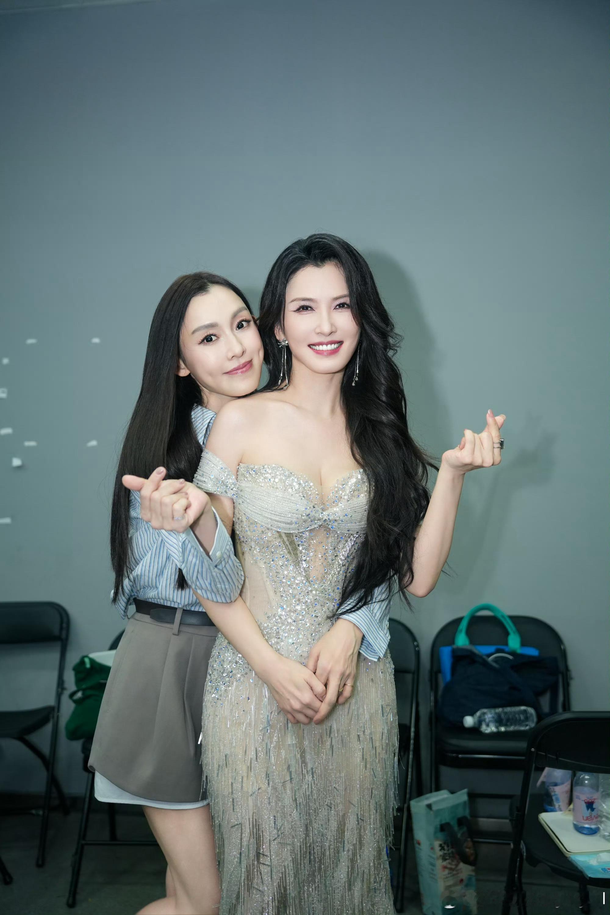 感觉这张两个人都不吃汉堡 