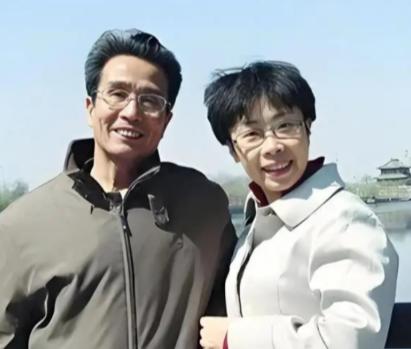 50岁北大才女蒙曼，最终没能躲过老父亲临终前的含泪逼婚，老人拼尽最后力气哀求：干