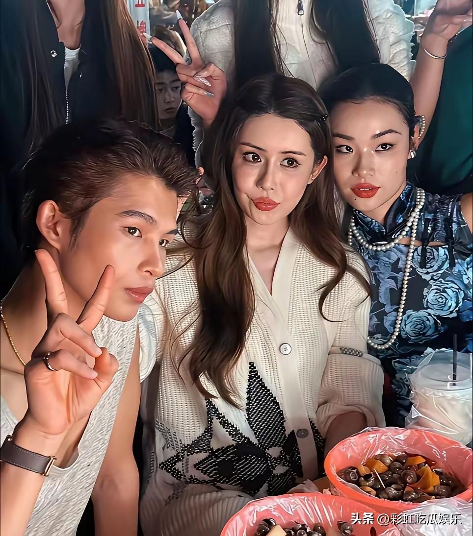 离开美颜滤镜，韦雪真实容貌看着显老，毕竟她已经四十多岁，像戴着一张面具，僵硬浮肿