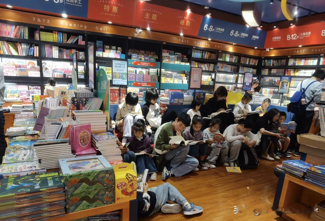 这样的周末不是比去游乐场更有意义么？
现在进书店真正能坐下来的还是小孩子，
陪伴