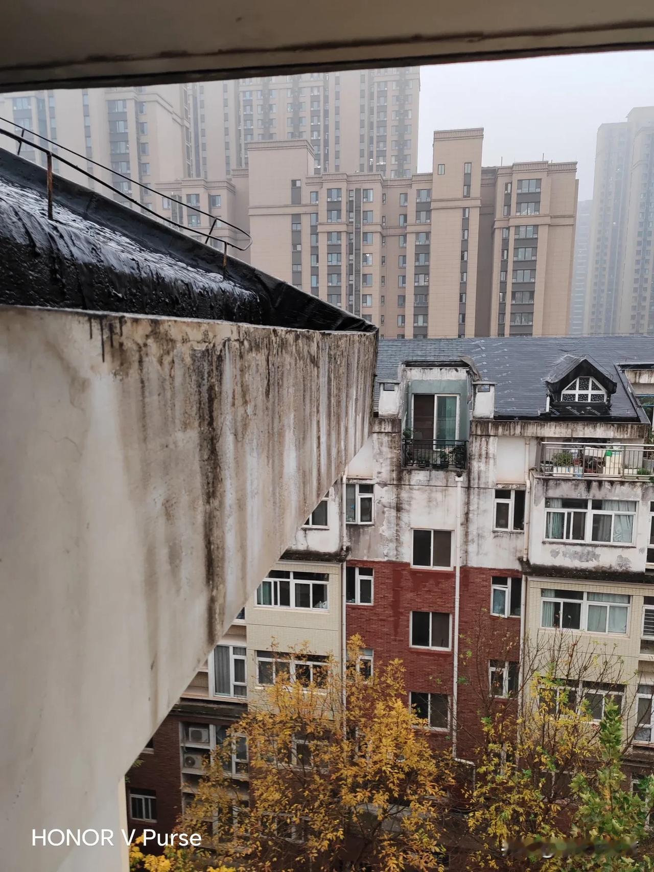 下午三点，西安下起了中雨，而且越下越大！再大也要接孩子，这是历史任务[捂脸]，不
