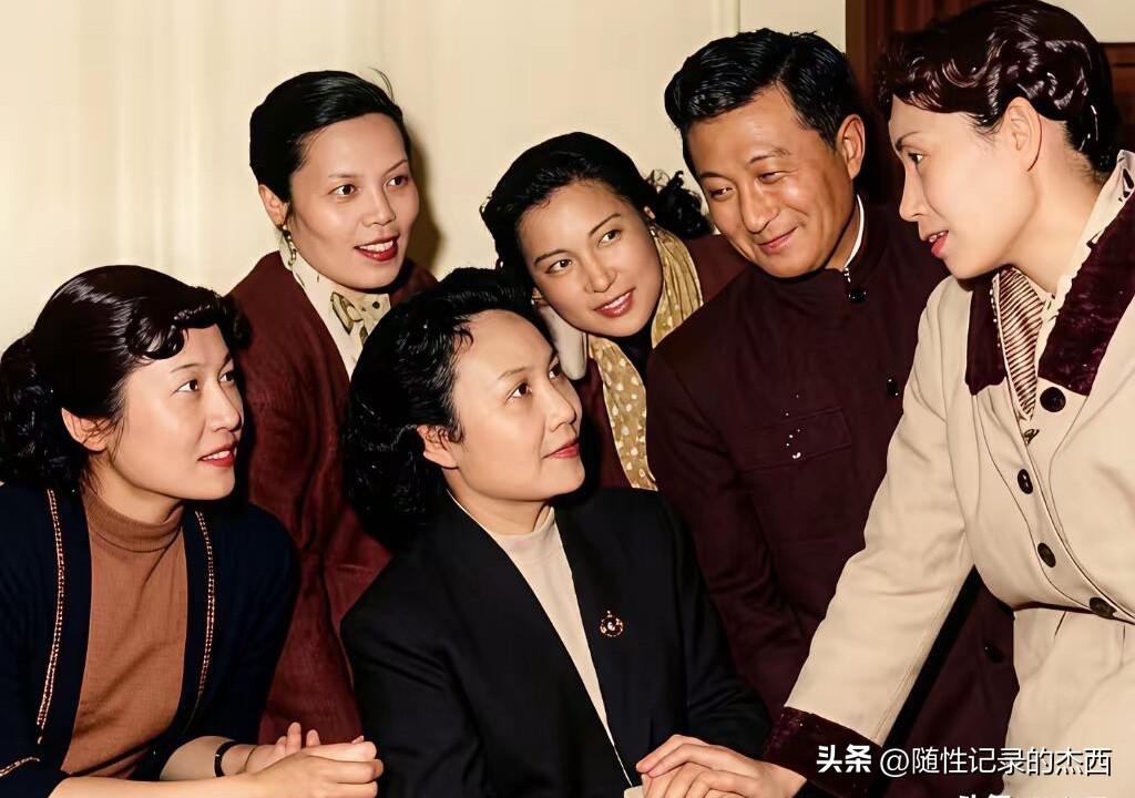 秦怡、赵丹不愧是那个年代的美人，她们的造型独特，穿搭时尚精致，就算是放在现在穿也