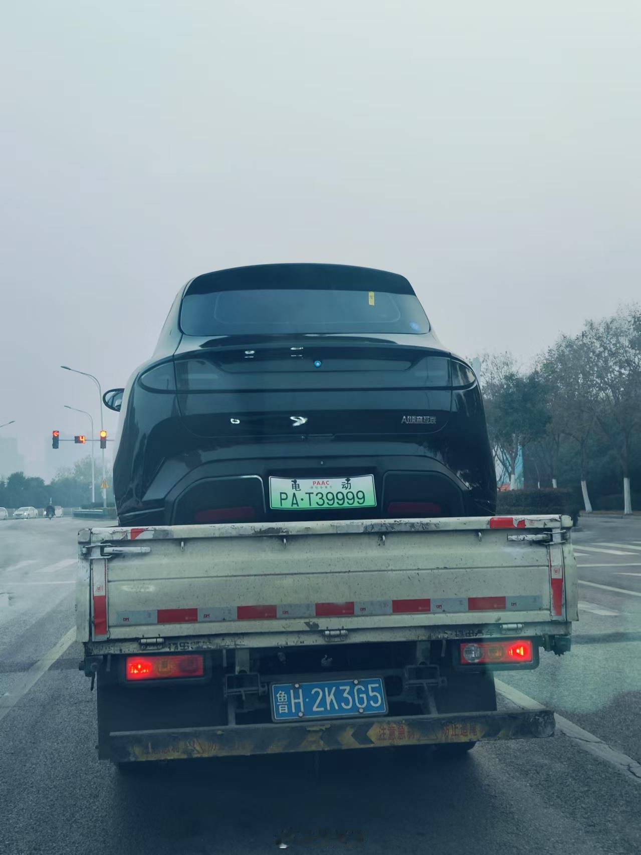 在路上看到小米MX11实车了，兄弟们别买！廉价感满满！不如我华的智界R7！[do
