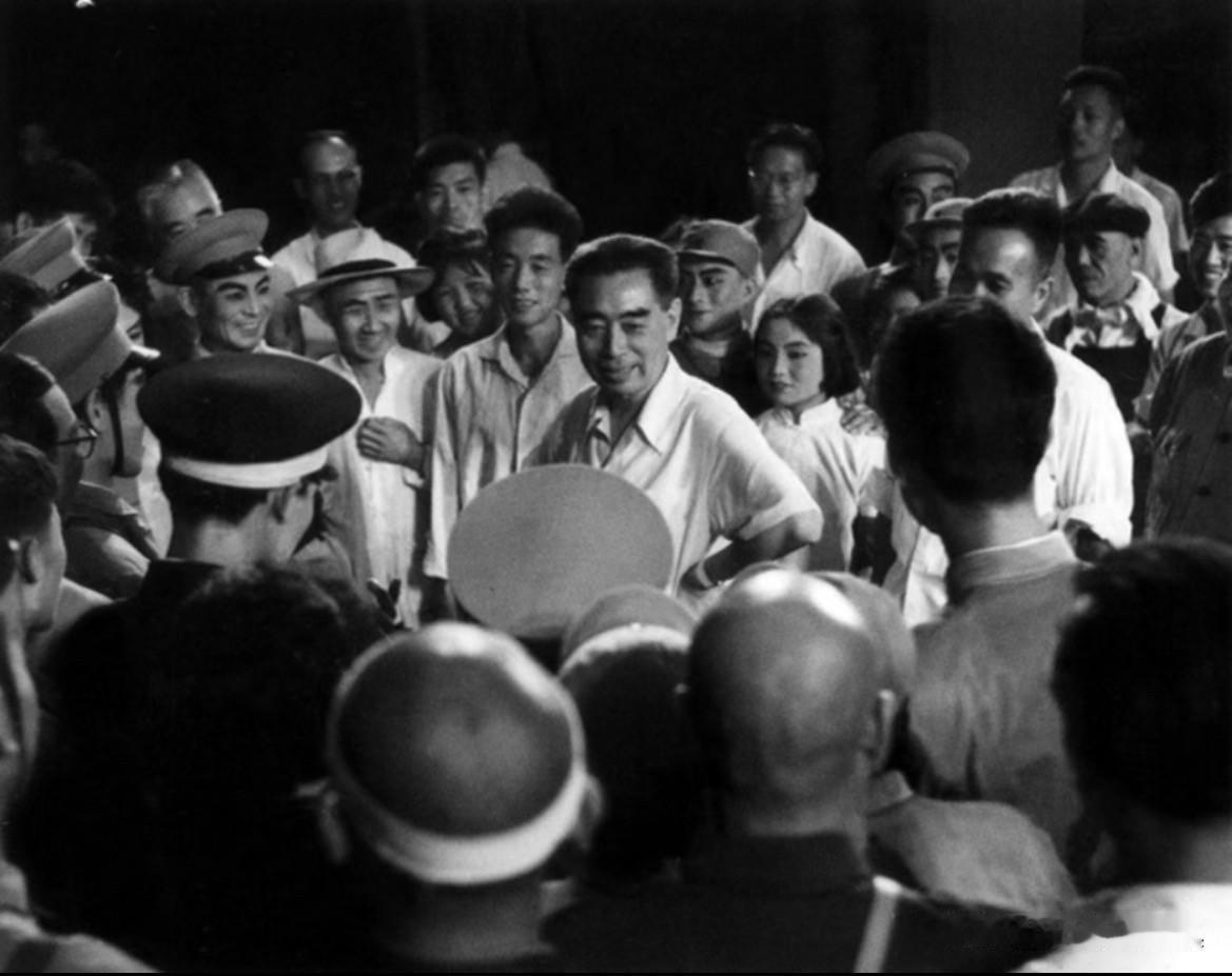 1963年，周恩来总理在北京政协礼堂观看了张家口市京剧团演出的现代革命历史剧《八