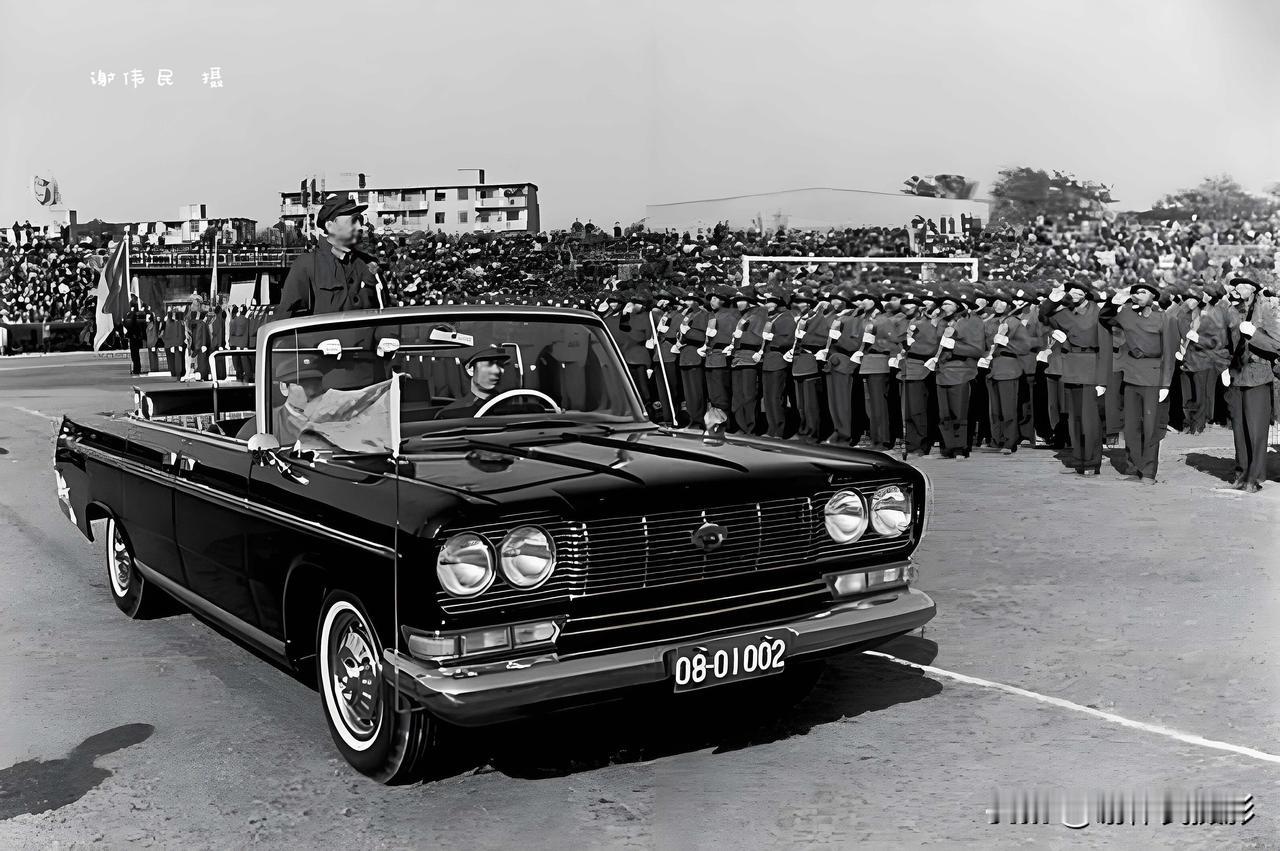 1982年11月7日，申城虹口体育场。上海市第五届消防运动会开幕式上，上海公安消