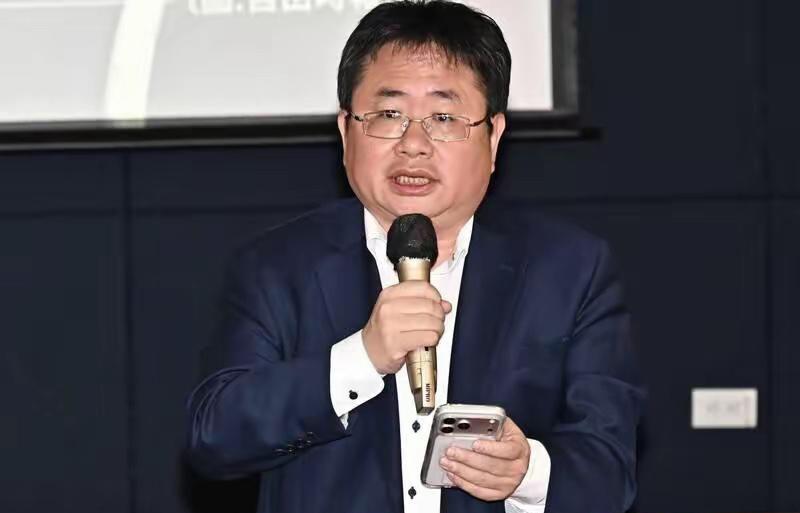 矢板明夫批蒋万安对自己被打"保持沉默"。

7月6日那一巴掌，搁一般人早躲起来缓