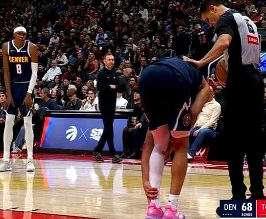 掘金队的伤病问题让球队的争冠梦想变得扑朔迷离。核心球员约基奇至少要休战四周，穆雷