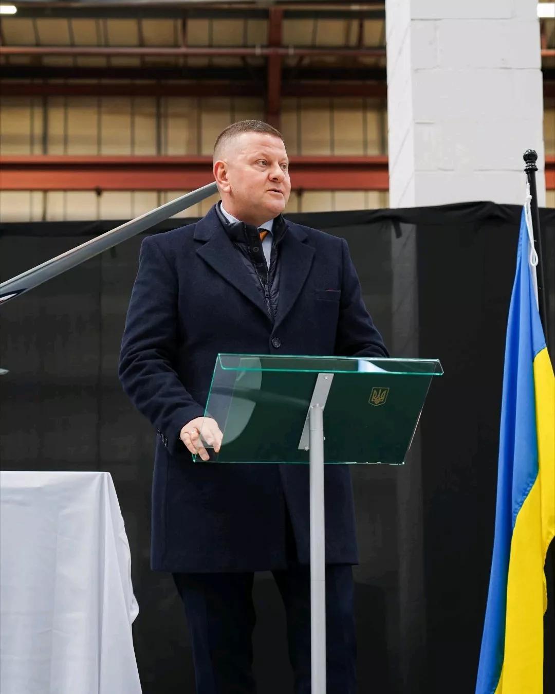 《泰晤士报》报道，当地时间25日，乌克兰驻英国大使扎卢日尼宣布，由伦敦进行资金援