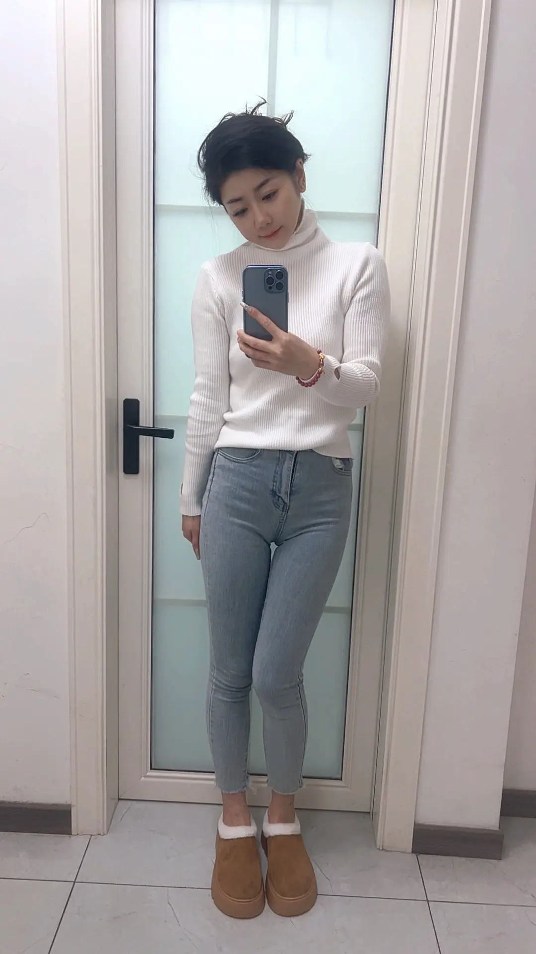 现在的爱情太复杂了，在一起不一定是因为爱，爱也不一定会在一起。所以，到...