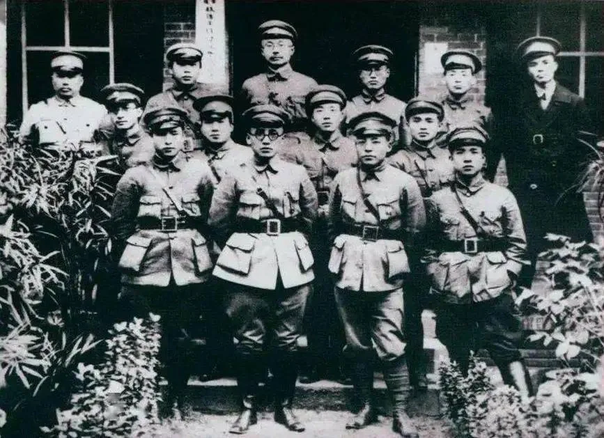 1926年北伐军中从事政治工作的部分中共党员在南昌的合影，前排左二是郭...