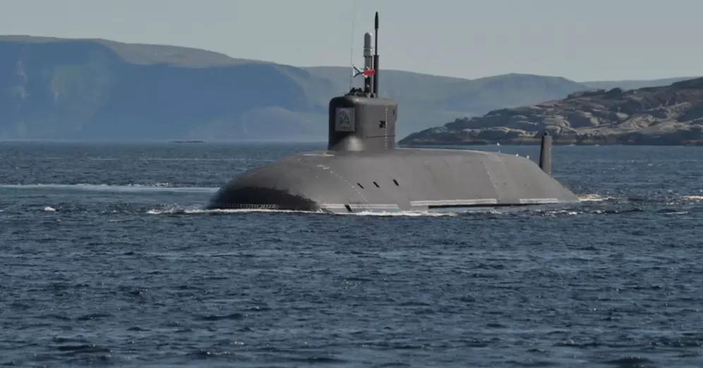 孤独的中国，经营多年的周边友好变成了一个大笑话。廖伟棠镜头下的人在喧嚣阳光中浮游